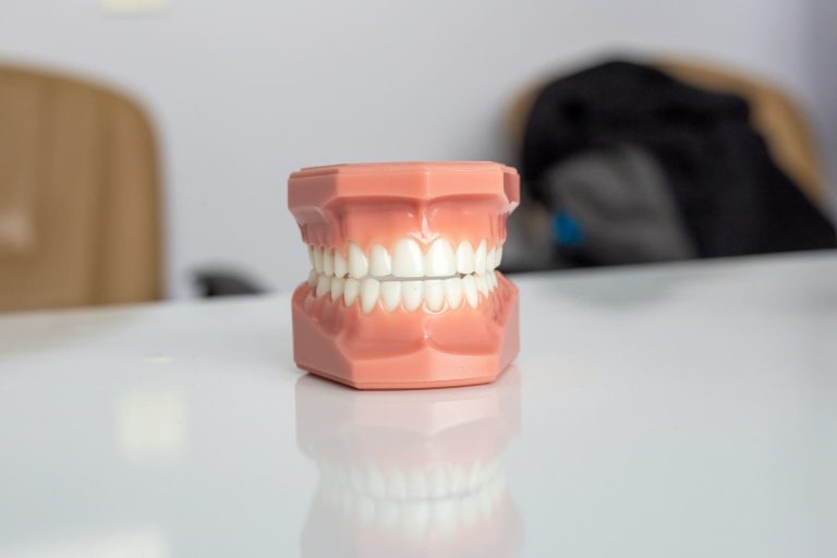 Dicas para Manter seu Sorriso Radiante: Cuidados Diários em Casa